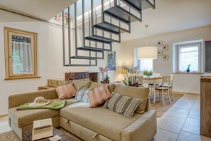 Fernseher, Kamin, DVD-Player