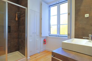 Shower, hair dryer, towels, toilet paper - Travessa III - glamour in Lisbon's historic center (Lisbon)