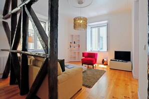 Flat-screen TV, DVD player - Travessa III - glamour in Lisbon's historic center (Lisbon)