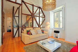 Flat-screen TV, DVD player - Travessa III - glamour in Lisbon's historic center (Lisbon)