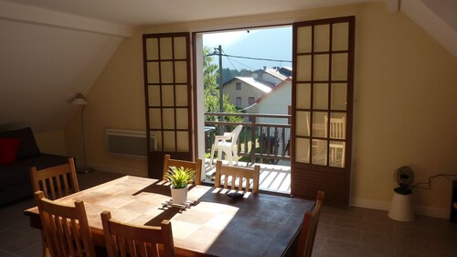 aéré ​​Light 2 lit avec parking. base de ville idéale pour marche / bicyclette / ski etc.