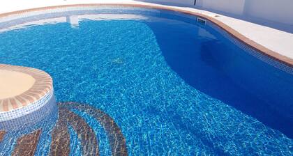 Casa de campo aislada de 2 dormitorios con piscina privada en el campo de senderismo