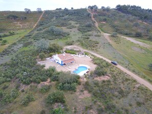 A house with a swimming pool, surrounded by a hilly landscape. - Secluded 2 Bedroomed Country Cottage with Private Pool north of the Algarve (Garvao)