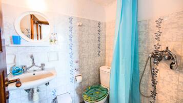 Douche, sĂšche-cheveux, serviettes fournies, savon