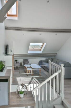 Televisio, takka, videokirjasto, stereot