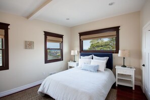 3 bedrooms, Internet, bed sheets - Cannery Row Cottage - Pacific Grove House - Walk to the Aquarium (Pacific Grove)