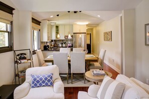 Fireplace, stereo - Cannery Row Cottage - Pacific Grove House - Walk to the Aquarium (Pacific Grove)