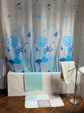 Duschwanne, Haartrockner, Bidet, Handtücher