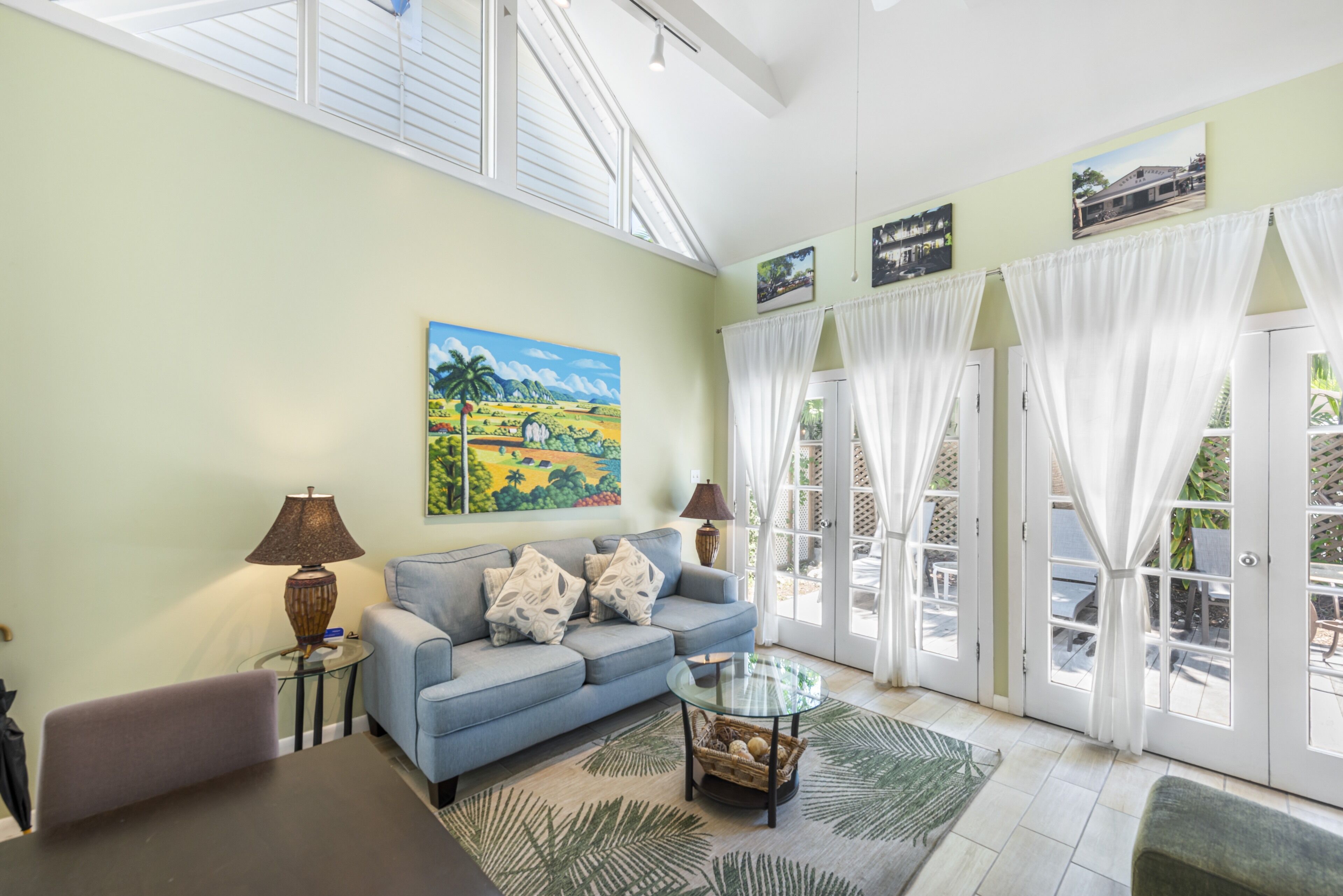 COLONY CALYPSO - A quaint 1 Bedroom Cottage just two blocks to Duval