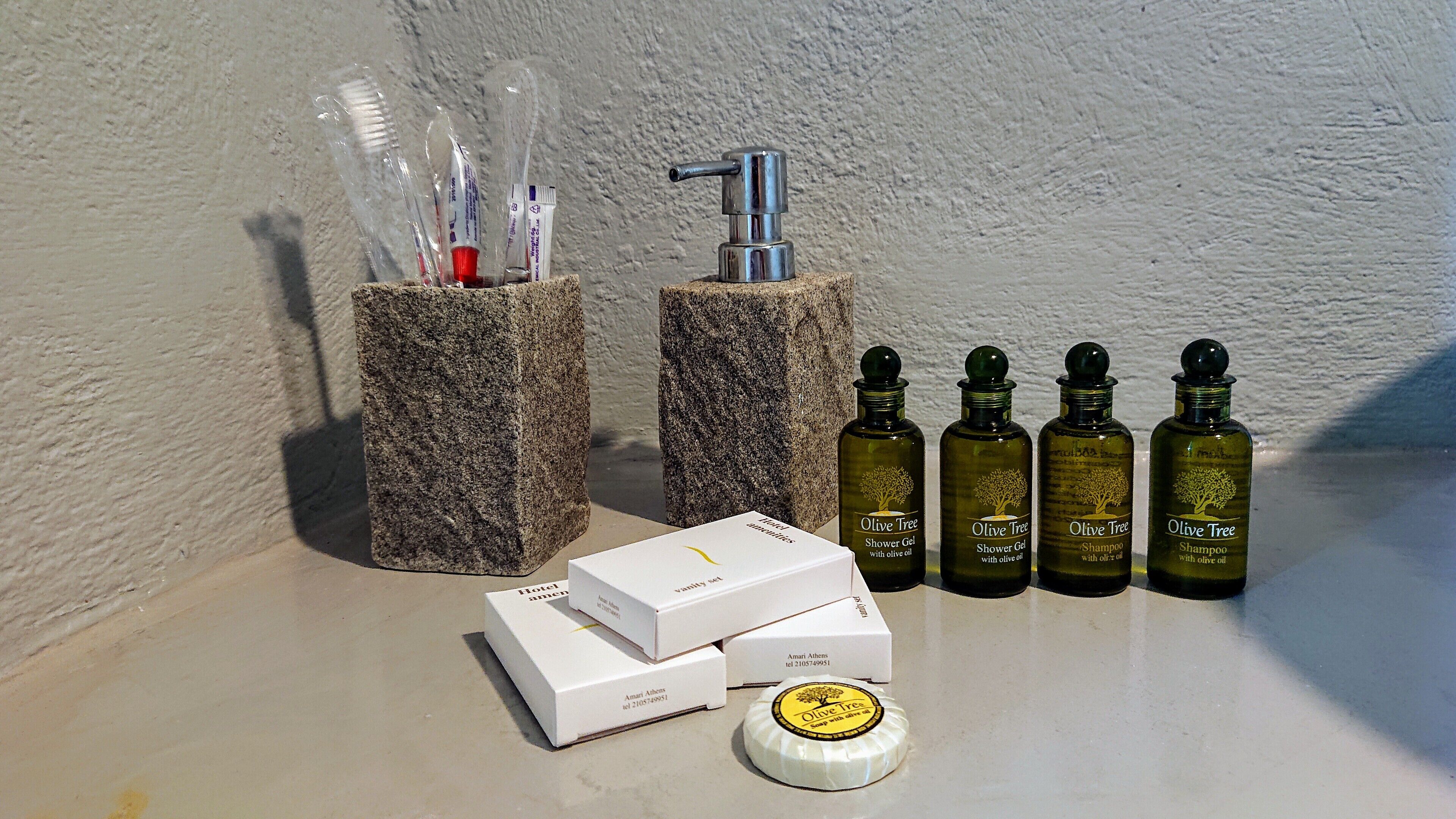 shower, jetted bath, rainfall showerhead, free toiletries