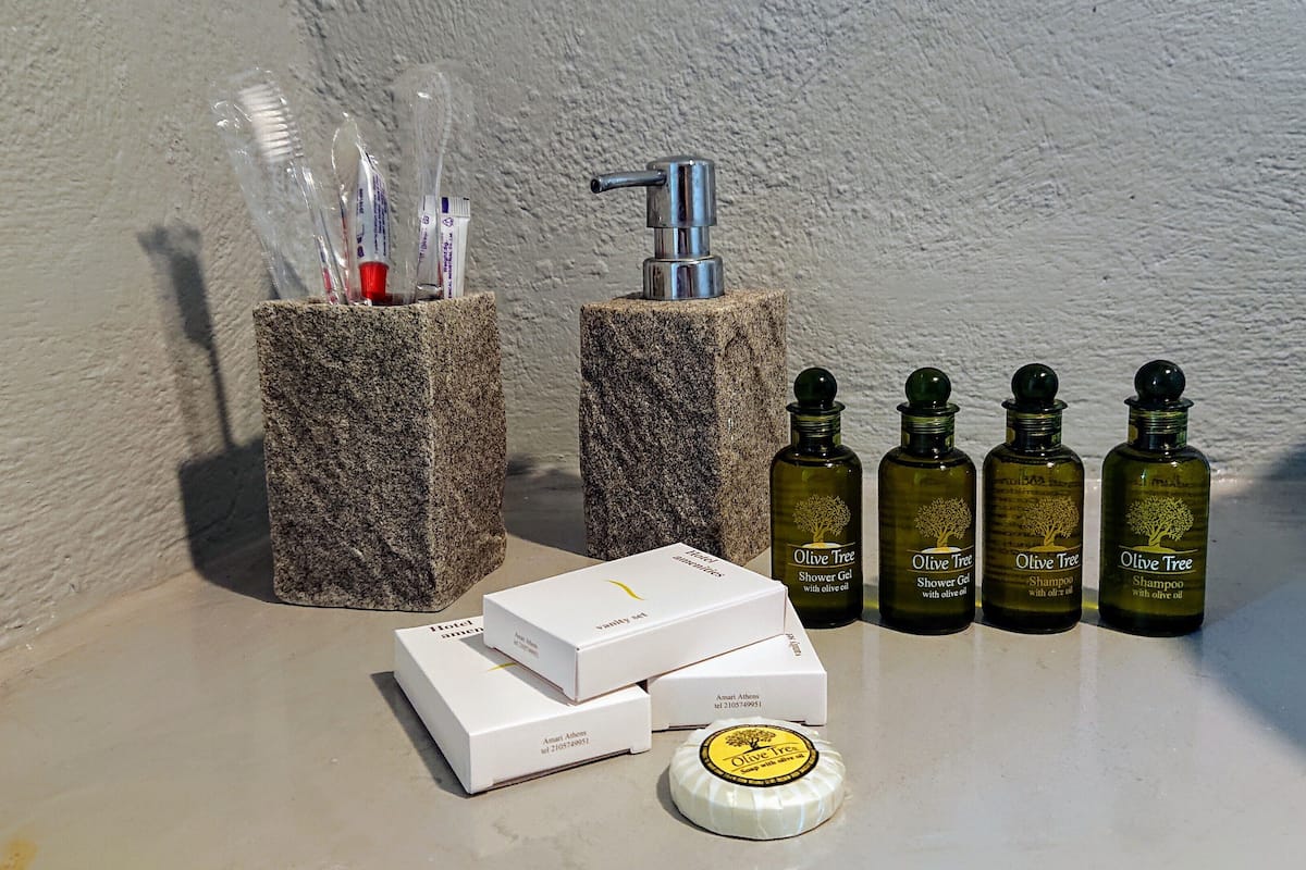 shower, jetted bath, rainfall showerhead, free toiletries