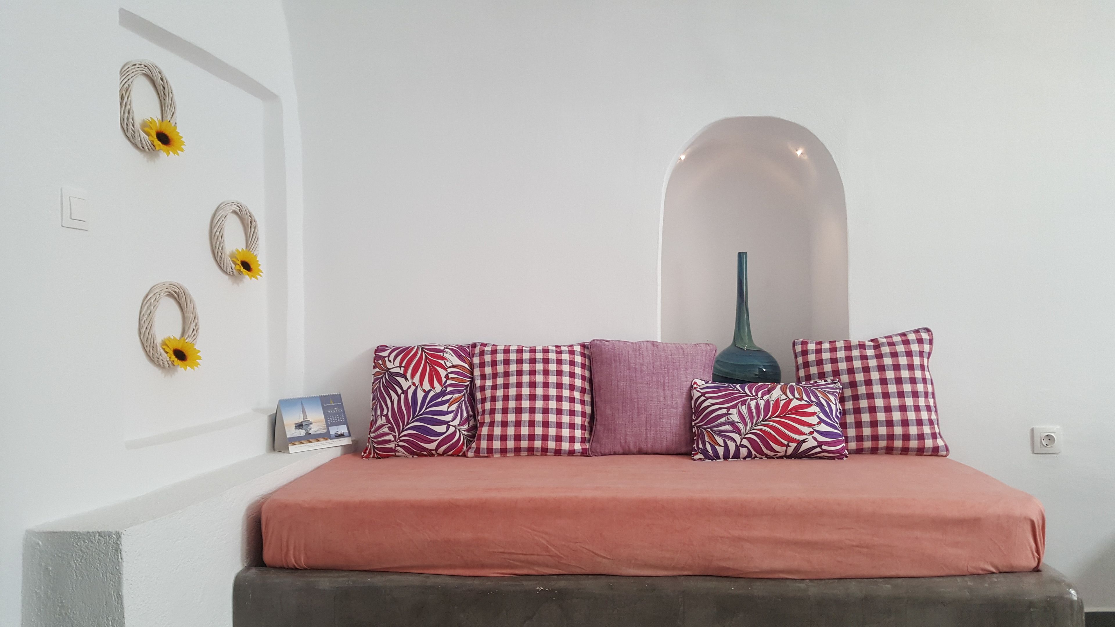 house 1 bedroom outdoor jetted tub caldera view | living area | 40-inch flat-screen tv with digital channels, tv, netflix