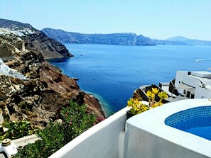 Villa 2 bedroom outdoor jetted tub Caldera View | Private spa tub - Aqua & Terra Traditional Cave Houses (Santorini)