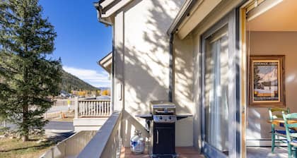 Lovely 3 Story Townhome/Walk to the Slopes/Private Hot Tub!