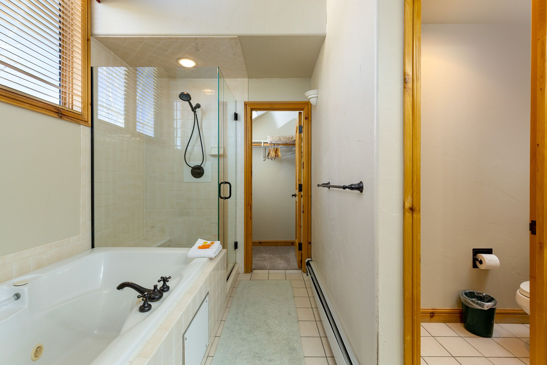 Un baño con bañera, ducha e inodoro.