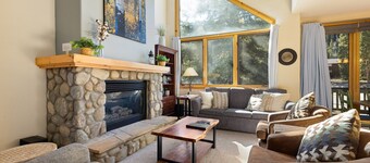 Lovely 3 Story Townhome/Walk to the Slopes/Private Hot Tub!