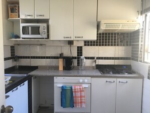 Jääkaappi, mikroaaltouuni, liesi, leivänpaahdin