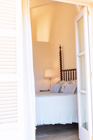 1 habitación, tabla de planchar con plancha, wifi gratis y ropa de cama