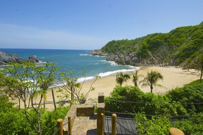 Beach - Luxe Beach Villa in Exclusive Oceanfront Community (Huatulco)
