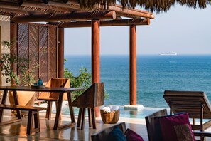 Outdoor dining - Luxe Beach Villa in Exclusive Oceanfront Community (Huatulco)