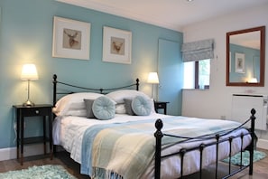 1 bedroom, iron/ironing board, free WiFi, bed sheets - A cute and cosy cottage, close to the train station. (dunblane)