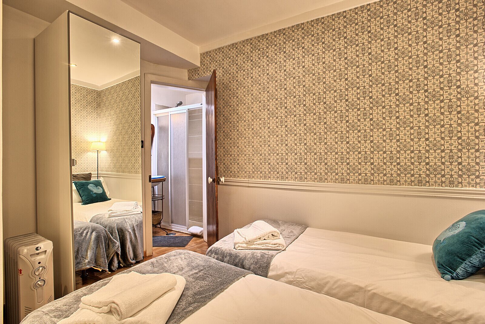 3 bedrooms, iron/ironing board, free WiFi, bed sheets