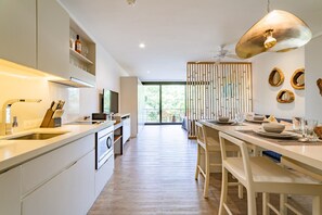 Kühlschrank, Mikrowelle, Herdplatte, Wasserkocher mit Kaffee-/Teezubehör