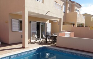 Een verwarmd zwembad