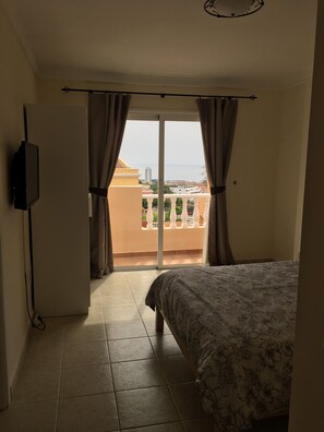 3 chambres, fer et planche à repasser, Wi-Fi, draps fournis