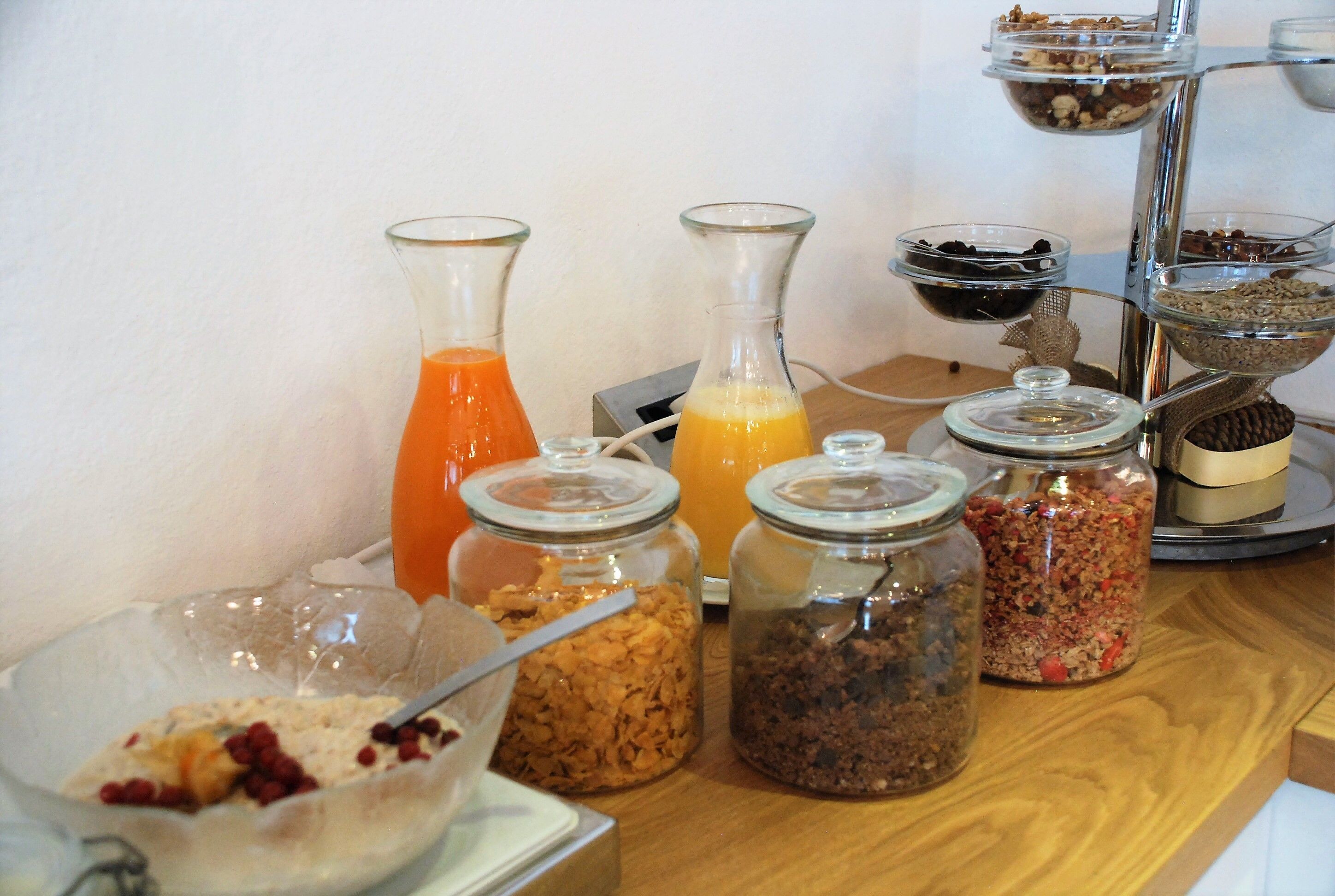 Un bufé de desayuno con diversas opciones de comida y bebidas.