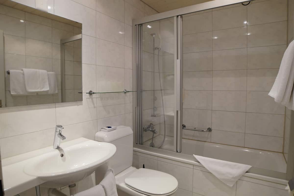 double room | bathroom | free toiletries, hair dryer, towels