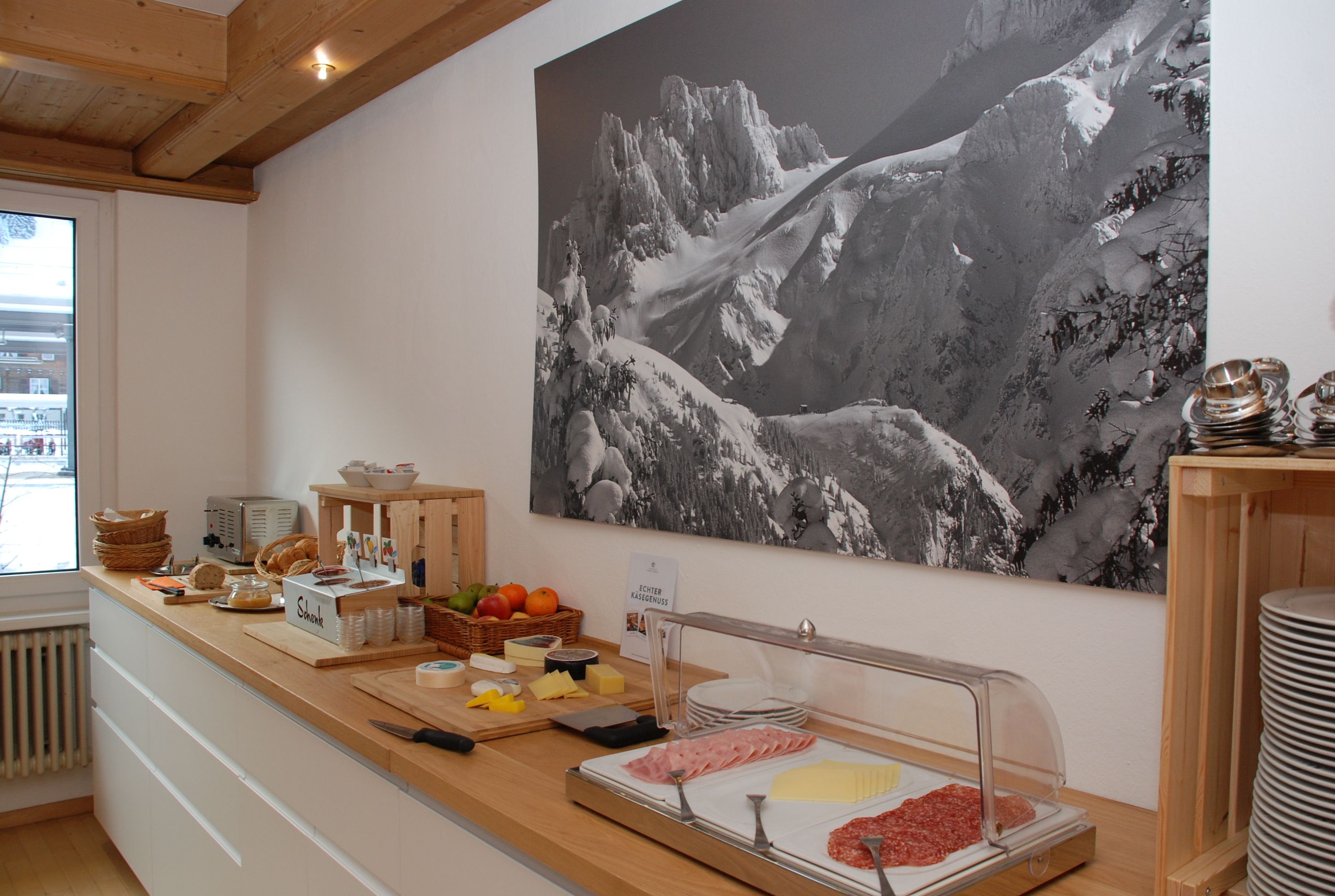 朝食 (ビュッフェ)、毎日提供 (無料)