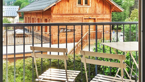 A wooden chalet with a balcony, surrounded by mountains. - Stunning panoramic view, Cham centre, Pkg & WIFI (Chamonix-Mont-Blanc)