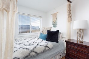 Iron/ironing board, free WiFi, bed sheets