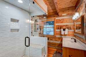 Duschwanne, kostenlose Toilettenartikel, Handtücher