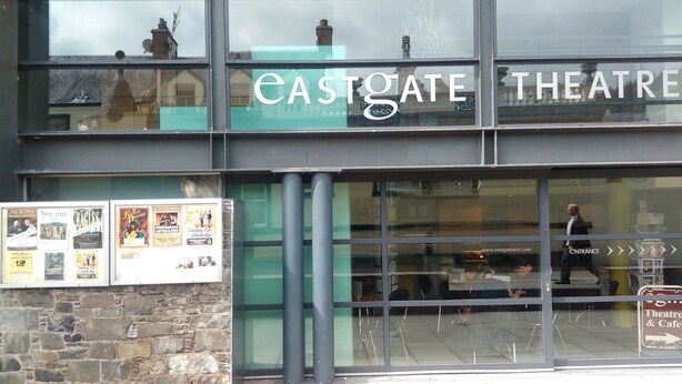 Het uiterlijk van het Eastgate Theatre, met een goed zicht op de ingang en een bord dat de weg naar het theater en café aangeeft.