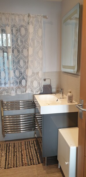 Douche, sèche-cheveux, serviettes fournies, savon