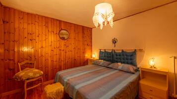 1 soverom, strykejern/-brett, internettilgang og sengetøy