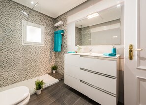 Ducha, secador de pelo, toallas y jabón