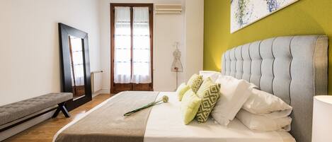 1 habitación, tabla de planchar con plancha y cuna de viaje