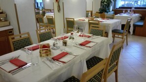 Local cuisine - Villa Emma (Tre Ville)