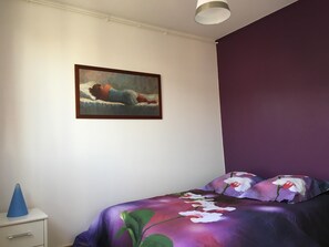 2 bedrooms, desk, WiFi, bed sheets