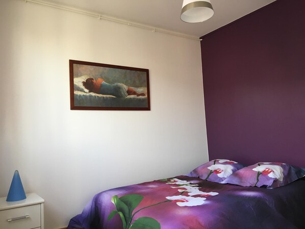 2 bedrooms, desk, WiFi, bed sheets