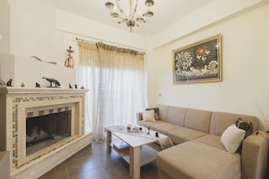 Apartment, 3 Bedrooms | Living area | 32-inch Smart TV with satellite channels, TV, fireplace