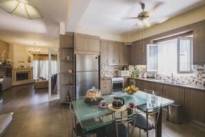 Appartamento, 3 camere da letto | Cucina privata | Frigorifero con congelatore, microonde, forno, piano cottura