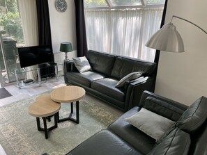 Een smart-tv en een open haard