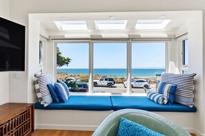 Interior - Tides In - Monterey Beach House - Oceanfront, Walk to Fisherman's Wharf (Monterey)