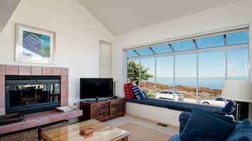 Televisión, chimenea y estéreo