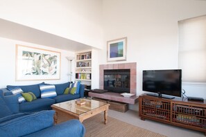 TV, fireplace, stereo - Tides In - Monterey Beach House - Oceanfront, Walk to Fisherman's Wharf (Monterey)