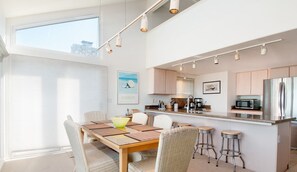 Dining - Tides In - Monterey Beach House - Oceanfront, Walk to Fisherman's Wharf (Monterey)